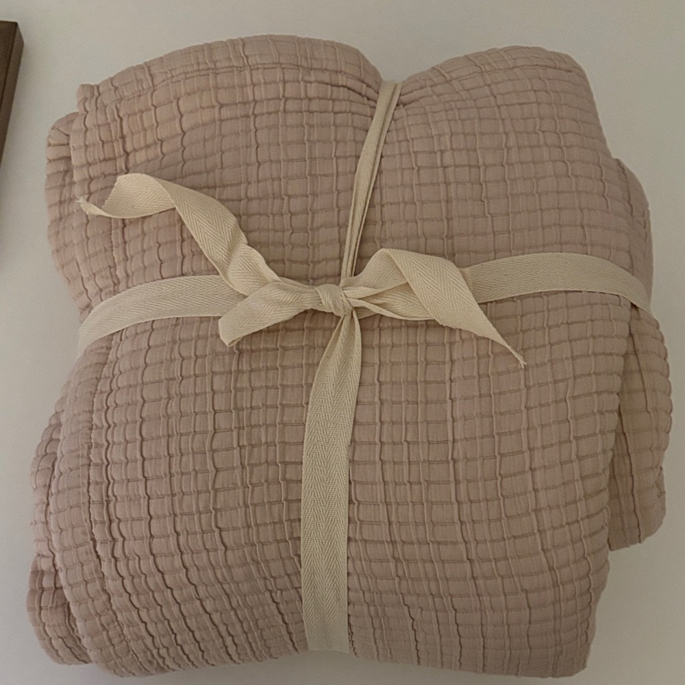 NWT QUINCE ORGANIC RIBBED COTTON COVERLET ONLY SAND KING CAL KING BLANKET
